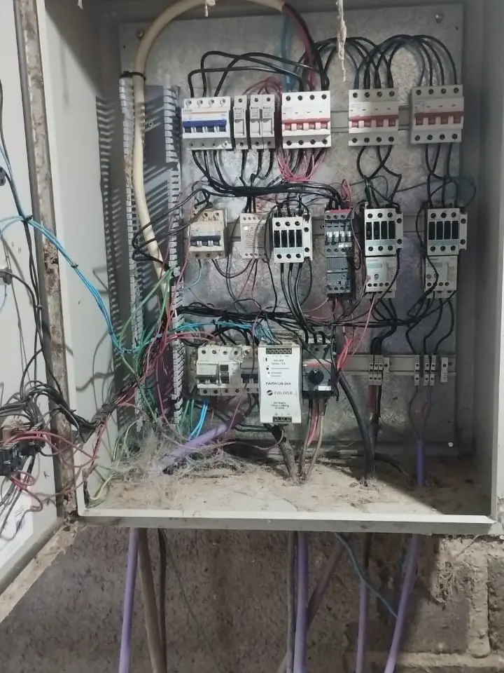 El tablero antes: cables sueltos y polvo
