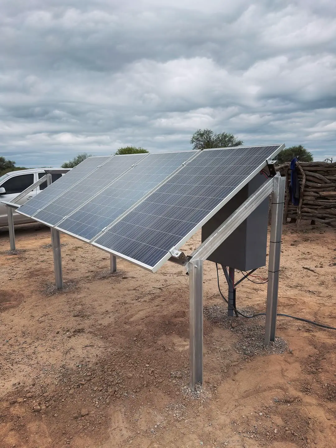 Paneles solares de un equipo de bombeo instalado en el campo