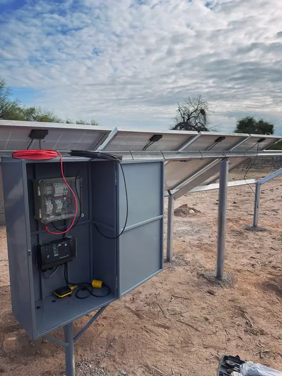 Tablero del equipo solar al pie de los paneles