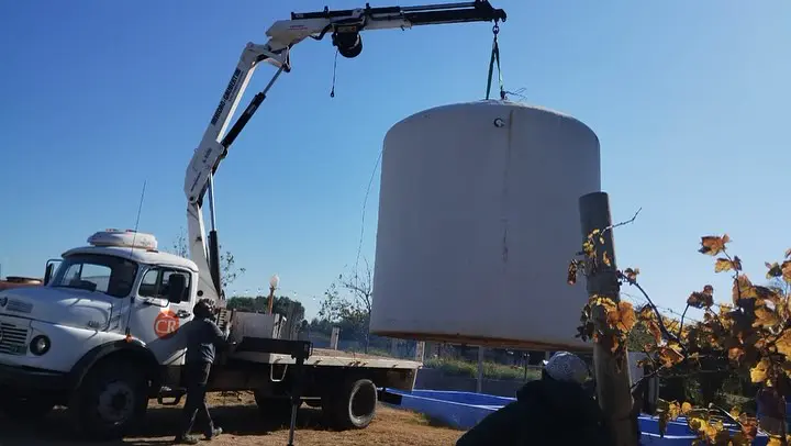 Grúa trasladando un tanque de PRFV